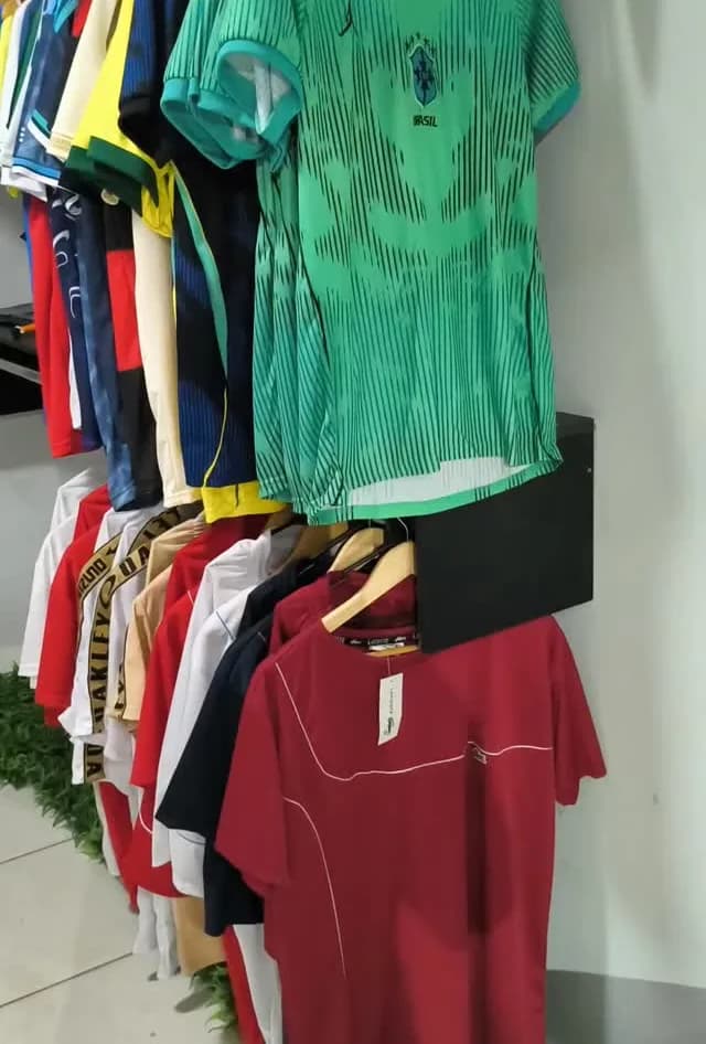 A arara da Denis DDS Store, com camisas de time penduradas