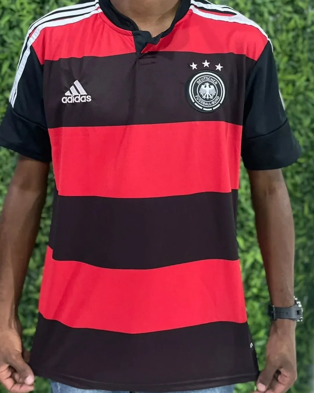 Camisa da Alemanha listrada vermelha e preta