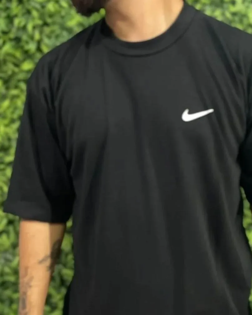 Camiseta Nike preta, foto 1 de 2